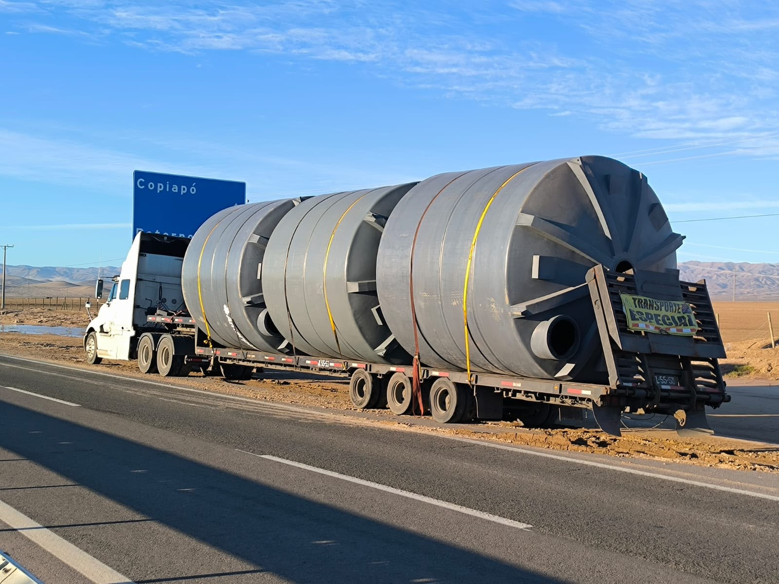 Rampla con grandes estanques en una ruta del norte de Chile